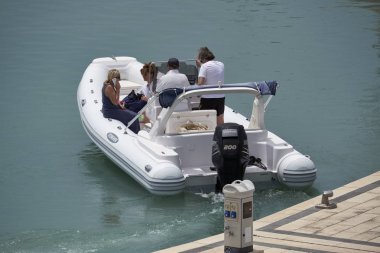 İtalya, Sicilya, Akdeniz; 2 Haziran 2017, insanlar büyük bir lastik üzerinde port - editoryal tekne.