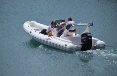 İtalya, Sicilya, Akdeniz; 2 Haziran 2017, insanlar büyük bir lastik üzerinde port - editoryal tekne.