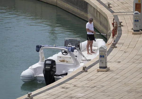 Italie, Sicile, Méditerranée ; 4 septembre 2016, homme sur un grand bateau en caoutchouc dans le port - EDITORIAL — Photo