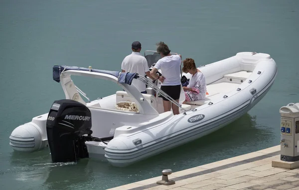İtalya, Sicilya, Akdeniz; 2 Haziran 2017, insanlar büyük bir lastik üzerinde port - editoryal tekne.