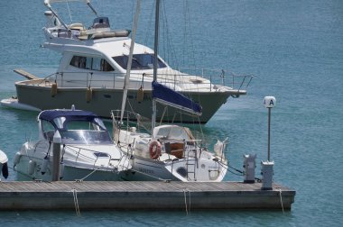 İtalya, Sicilya, Akdeniz, Marina di Ragusa; 2 Haziran 2017, Lüks Yatlar port - Editörden