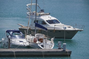 İtalya, Sicilya, Akdeniz, Marina di Ragusa; 2 Haziran 2017, Lüks Yatlar port - Editörden