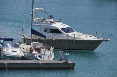 İtalya, Sicilya, Akdeniz, Marina di Ragusa; 2 Haziran 2017, Lüks Yatlar port - Editörden