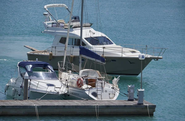 Italia, Sicilia, Mar Mediterraneo, Marina di Ragusa; 2 giugno 2017, yacht di lusso in porto - EDITORIALE — Foto Stock