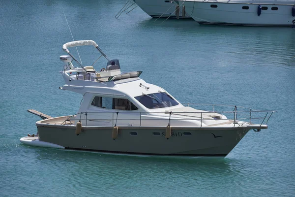 Italie, Sicile, Méditerranée, Marina di Ragusa ; 2 Juin 2017, yacht de luxe dans le port - EDITORIAL — Photo