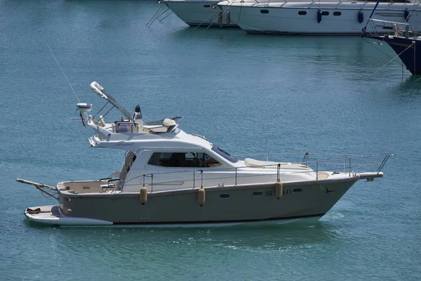 Italie, Sicile, Méditerranée, Marina di Ragusa ; 2 Juin 2017, yachts de luxe dans le port - EDITORIAL — Photo