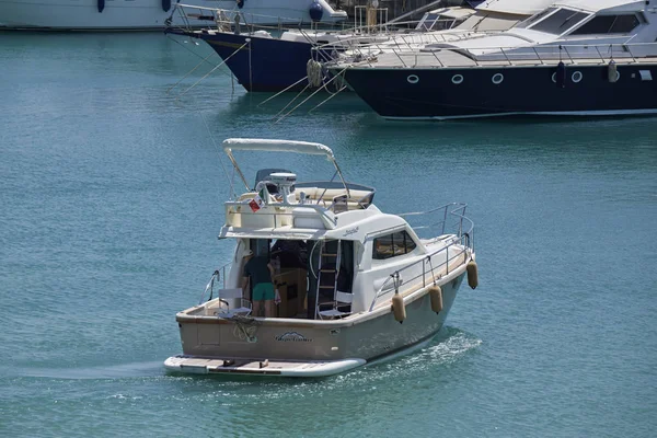 Itálie, Sicílie, Středozemní moře, Marina di Ragusa; 2. června 2017, luxusní jachty v přístavu - Editorial — Stock fotografie
