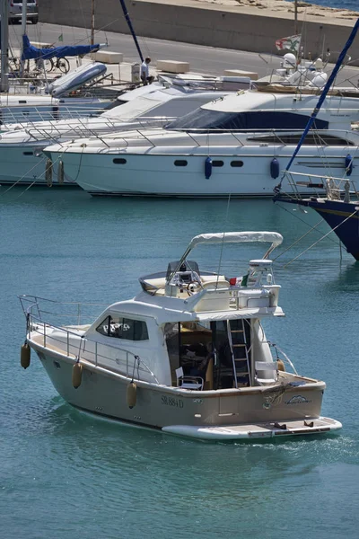 Italien, Sizilien, Mittelmeer, Marina di ragusa; 2. Juni 2017, Luxusyachten im Hafen - Leitartikel — Stockfoto