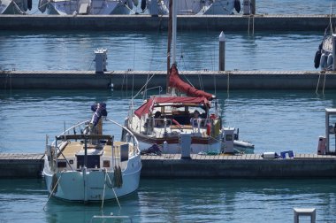 İtalya, Sicilya, Akdeniz, Marina di Ragusa; 4 Haziran 2017, yelkenli tekneler limanda - Editörden