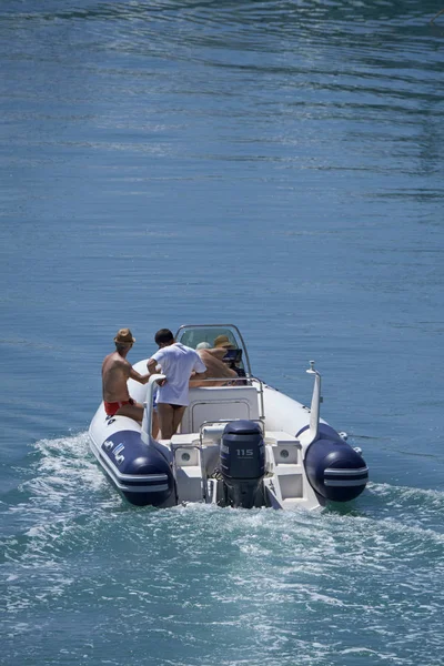 Itália, Sicília, Mar Mediterrâneo, Marina di Ragusa (província de Ragusa); 4 de junho de 2017, pessoas em um barco de borracha no porto - EDITORIAL — Fotografia de Stock