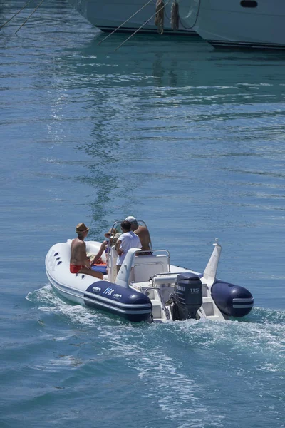 Italia, Sicilia, Mar Mediterráneo, Marina di Ragusa (provincia de Ragusa); 4 de junio de 2017, personas en un barco de goma en el puerto - EDITORIAL — Foto de Stock