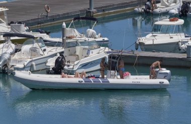 İtalya, Sicilya, Akdeniz, Marina di Ragusa (Ragusa eyaletinde); 4 Haziran 2017, insanlar bir lastik üzerinde port - editoryal tekne.