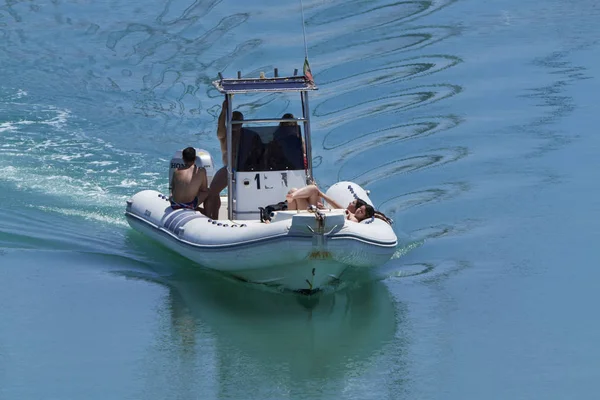 Italia, Sicilia, Mar Mediterraneo, Marina di Ragusa (provincia di Ragusa); 4 giugno 2017, persone su un gommone nel porto - EDITORIALE — Foto Stock