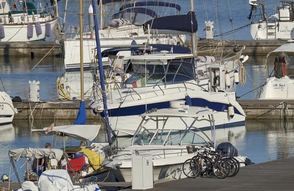 Italia, Sicilia, Mar Mediterráneo, Marina di Ragusa; 4 Junio 2017, barcos y yates de lujo en el puerto - EDITORIAL —  Fotos de Stock