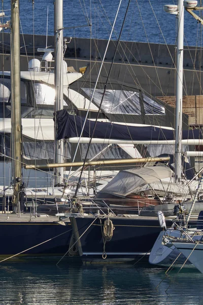 Италия, Сицилия, Средиземное море, Marina di Ragusa; 4 июня 2017, роскошные яхты в порту - РЕДАКЦИЯ — стоковое фото