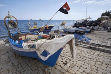 İtalya, Sicilya, Akdeniz, Sampieri (Ragusa eyaletinde), ahşap balıkçı tekneleri karaya