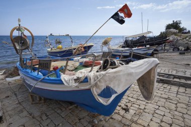 İtalya, Sicilya, Akdeniz, Sampieri (Ragusa eyaletinde), ahşap balıkçı tekneleri karaya