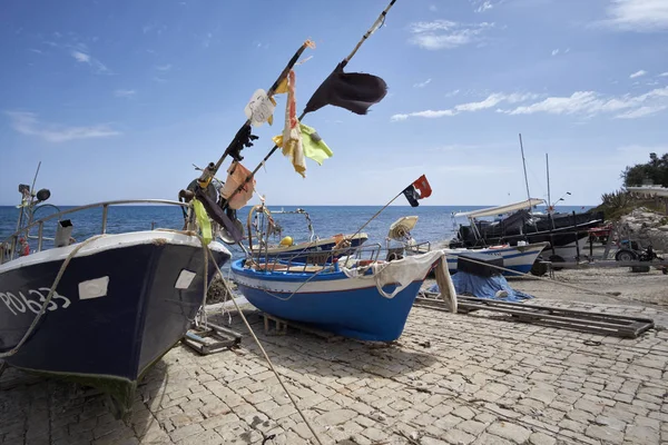 Италия, Сицилия, Средиземное море, Сампьери (провинция Рагуза), деревянные рыбацкие лодки на берегу — стоковое фото