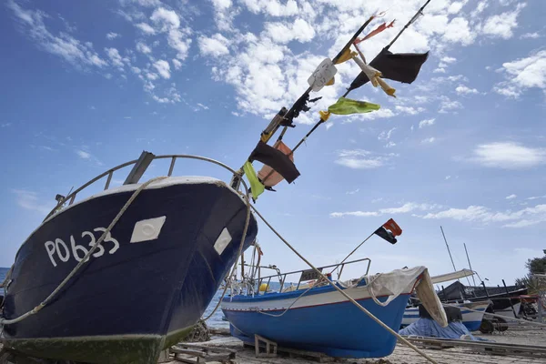 Italien, Sizilien, Mittelmeer, Sampieri (Provinz Ragusa), hölzerne Fischerboote an Land — Stockfoto