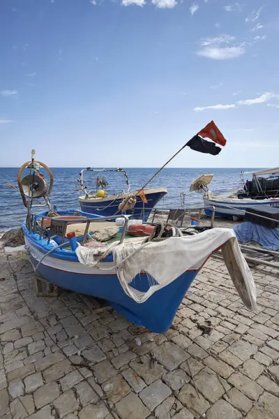 Italien, Sizilien, Mittelmeer, Sampieri (Provinz Ragusa), hölzerne Fischerboote an Land — Stockfoto