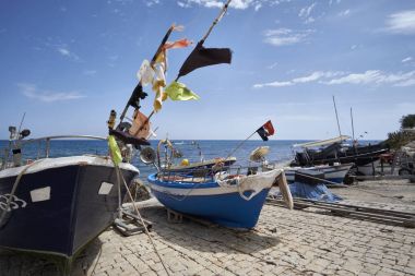 İtalya, Sicilya, Akdeniz, Sampieri (Ragusa eyaletinde), ahşap balıkçı tekneleri karaya