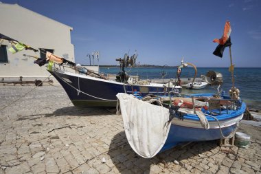 İtalya, Sicilya, Akdeniz, Sampieri (Ragusa eyaletinde); 5 Haziran 2017, ahşap balıkçı tekneleri karaya - Editörden