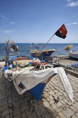 İtalya, Sicilya, Akdeniz, Sampieri (Ragusa eyaletinde); 5 Haziran 2017, ahşap balıkçı tekneleri karaya - Editörden