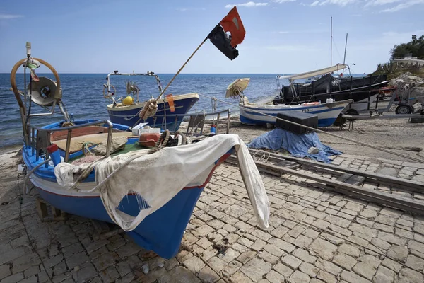 意大利的西西里岛，地中海，Sampieri （古沙省）;2017 年 6 月 5 日，木制渔船上岸-社论 — 图库照片