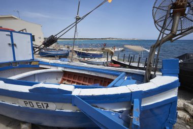 İtalya, Sicilya, Akdeniz, Sampieri (Ragusa eyaletinde), insanlar ve ahşap balıkçı tekneleri karaya üzerinde deniz kıyısı