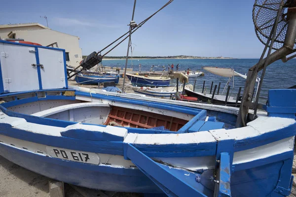 Italie, Sicile, Méditerranée, Sampieri (province de Raguse), personnes et bateaux de pêche en bois à terre sur le bord de la mer — Photo