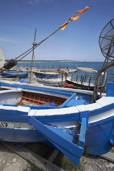 Italien, Sizilien, Mittelmeer, Sampieri (Provinz Ragusa), Menschen und hölzerne Fischerboote an der Küste — Stockfoto