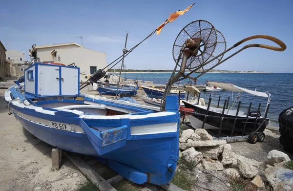 Itália, Sicília, Mar Mediterrâneo, Sampieri (província de Ragusa); 5 de junho de 2017, barcos de pesca de madeira em terra - EDITORIAL — Fotografia de Stock