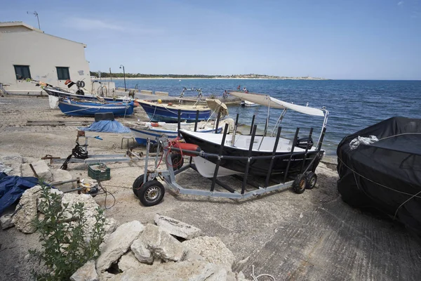 Italien, Sizilien, Mittelmeer, sampieri (Provinz Ragusa); 5. Juni 2017, hölzerne Fischerboote an Land - Leitartikel — Stockfoto