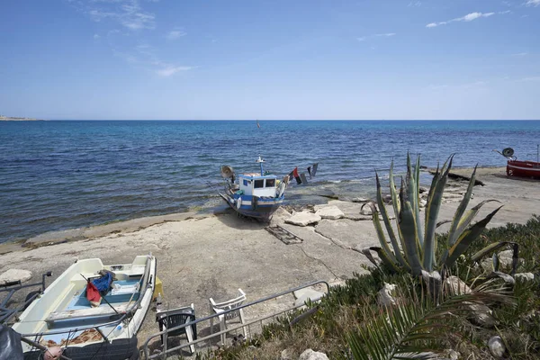 İtalya, Sicilya, Akdeniz, Sampieri (Ragusa eyaletinde); küçük ahşap balıkçı tekne karaya - Editörden — Stok fotoğraf