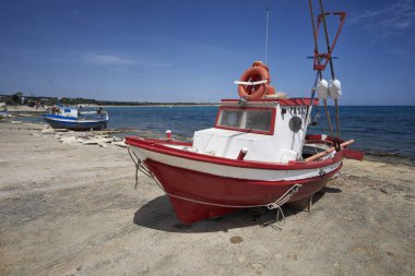 İtalya, Sicilya, Akdeniz, Sampieri (Ragusa eyaletinde); ahşap balıkçı tekneleri karaya