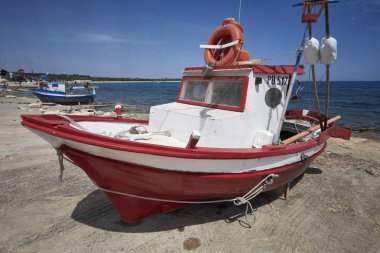 İtalya, Sicilya, Akdeniz, Sampieri (Ragusa eyaletinde); ahşap balıkçı tekneleri karaya