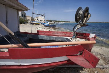İtalya, Sicilya, Akdeniz, Sampieri (Ragusa eyaletinde); ahşap balıkçı tekneleri karaya