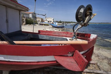 İtalya, Sicilya, Akdeniz, Sampieri (Ragusa eyaletinde); ahşap balıkçı tekneleri karaya