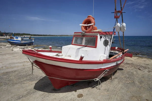 Italien, Sicilien, Middelhavet, Sampieri (provinsen Ragusa); fiskerbåde af træ i land - Stock-foto