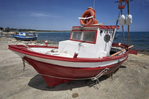 Itália, Sicília, mar Mediterrâneo, Sampieri (província de Ragusa); barcos de pesca de madeira em terra — Fotografia de Stock