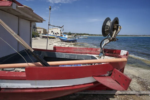 Италия, Сицилия, Средиземное море, Сампьери (провинция Рагуза); деревянные рыбацкие лодки на берегу — стоковое фото