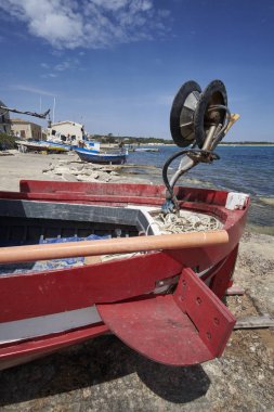 İtalya, Sicilya, Akdeniz, Sampieri (Ragusa eyaletinde); ahşap balıkçı tekneleri karaya