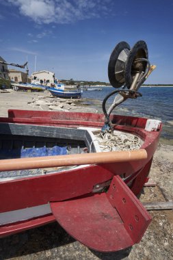 İtalya, Sicilya, Akdeniz, Sampieri (Ragusa eyaletinde); ahşap balıkçı tekneleri karaya