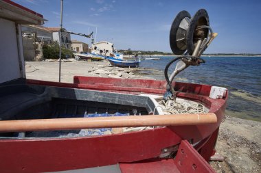 İtalya, Sicilya, Akdeniz, Sampieri (Ragusa eyaletinde); ahşap balıkçı tekneleri karaya