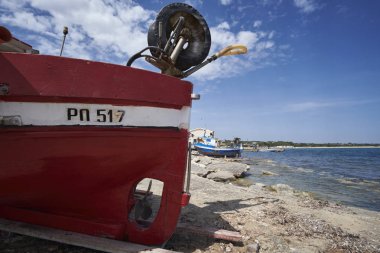 İtalya, Sicilya, Akdeniz, Sampieri (Ragusa eyaletinde); ahşap balıkçı tekneleri karaya