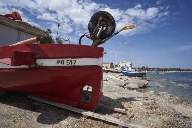 İtalya, Sicilya, Akdeniz, Sampieri (Ragusa eyaletinde); ahşap balıkçı tekneleri karaya