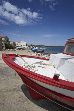 İtalya, Sicilya, Akdeniz, Sampieri (Ragusa eyaletinde); ahşap balıkçı tekneleri karaya