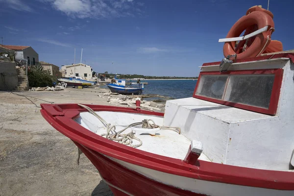 Itália, Sicília, mar Mediterrâneo, Sampieri (província de Ragusa); barcos de pesca de madeira em terra — Fotografia de Stock