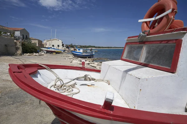 Italy, Sicily, Mediterranean sea, Sampieri (Ragusa Province); wooden fishing boats ashore — Stock Photo, Image