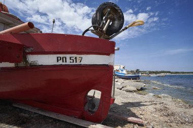 İtalya, Sicilya, Akdeniz, Sampieri (Ragusa eyaletinde); ahşap balıkçı tekneleri karaya